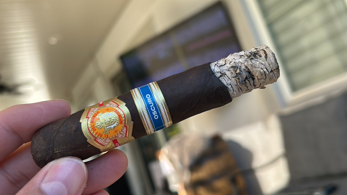 PastorAndPuros's tweet photo. There is just something beautiful about that #ElReyDelMundo white ash in contrast to that dark #oscuro.
#TheLordsDaySmoke
#ToThegloryOfGod https://t.co/pnOeLlSIeh