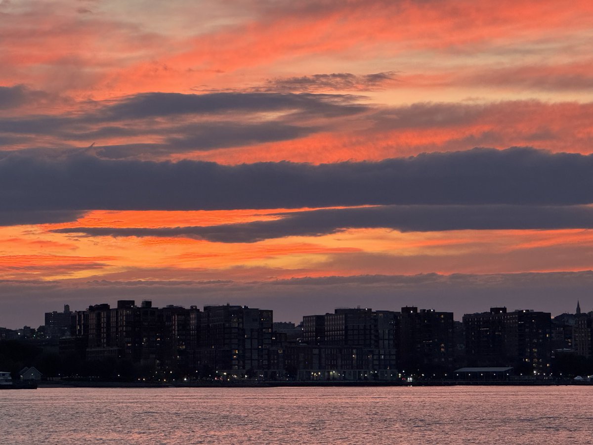 SamAntar's tweet image. The sky over Hoboken, New Jersey, was on fire during sunset this evening. Please take some time to treat yourselves to quality time, even for a few moments, to forget about life’s troubles and challenges. Have a blessed evening and week!