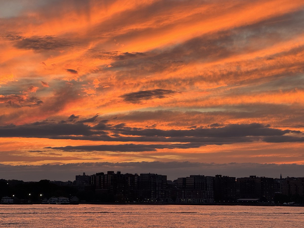 SamAntar's tweet image. The sky over Hoboken, New Jersey, was on fire during sunset this evening. Please take some time to treat yourselves to quality time, even for a few moments, to forget about life’s troubles and challenges. Have a blessed evening and week!