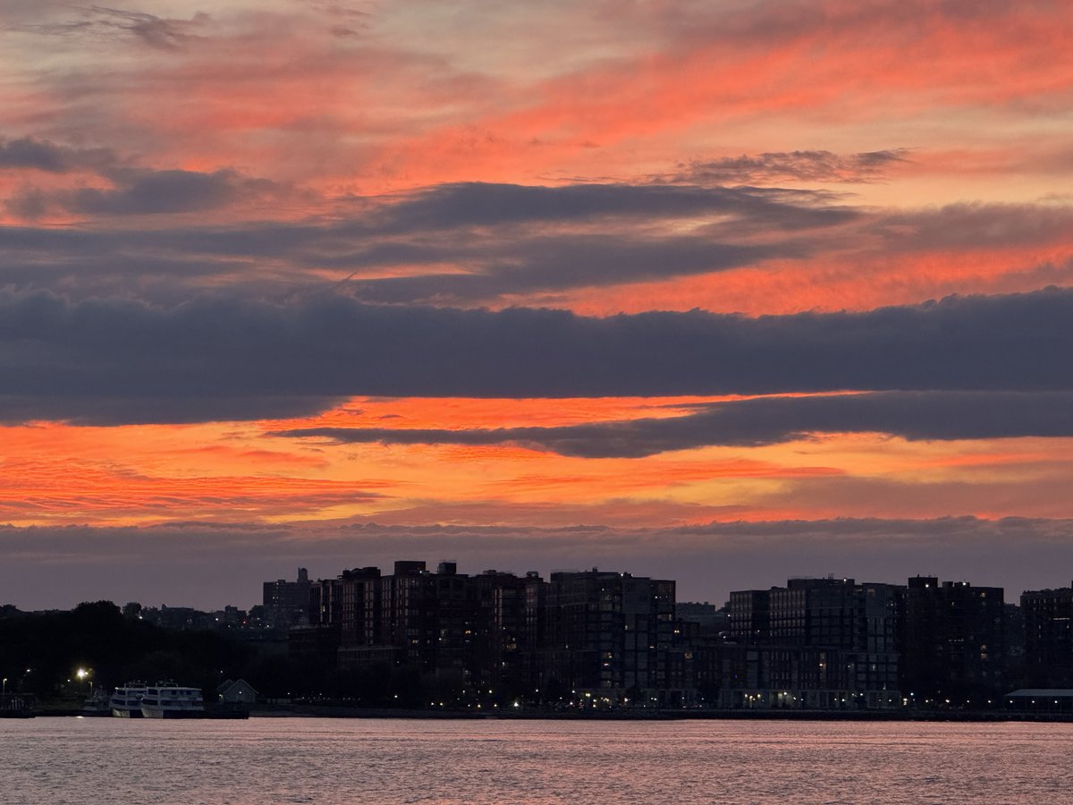 SamAntar's tweet image. The sky over Hoboken, New Jersey, was on fire during sunset this evening. Please take some time to treat yourselves to quality time, even for a few moments, to forget about life’s troubles and challenges. Have a blessed evening and week!