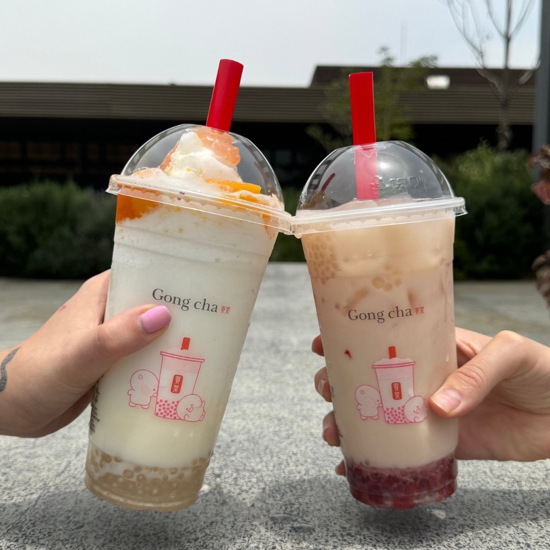 Plaza Satélite (@psatelite) on Twitter photo ¡Este verano, el antojo se disfruta en grande! 🍓🥭
Desde un cremoso shake de brownie en <a href="/Neve_Gelato/">Neve Gelato</a>, hasta un smoothie súper fresco de <a href="/Gongchamex/">Gong Cha México</a> o una dona glaseada de <a href="/RandysDonutsLA/">Randys Donuts</a>.
Elige tu favorito y date un break delicioso en Pla·Sa. 🍩🧋 ¡Este verano, el antojo se disfruta en grande! 🍓🥭
Desde un cremoso shake de brownie en <a href="/Neve_Gelato/">Neve Gelato</a>, hasta un smoothie súper fresco de <a href="/Gongchamex/">Gong Cha México</a> o una dona glaseada de <a href="/RandysDonutsLA/">Randys Donuts</a>.
Elige tu favorito y date un break delicioso en Pla·Sa. 🍩🧋