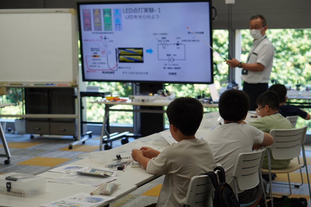 tepian_today's tweet image. 昨日はTEPIAクリエイティブクラブの5回目の講座「はじめての #電子工作 光る会員証をつくろう」が実施されたよ!
はんだごてを使用して電気が流れる回路をつくり、LEDが光るクラブのメンバー証をみんなでつくったんだ!
#はんだづけ