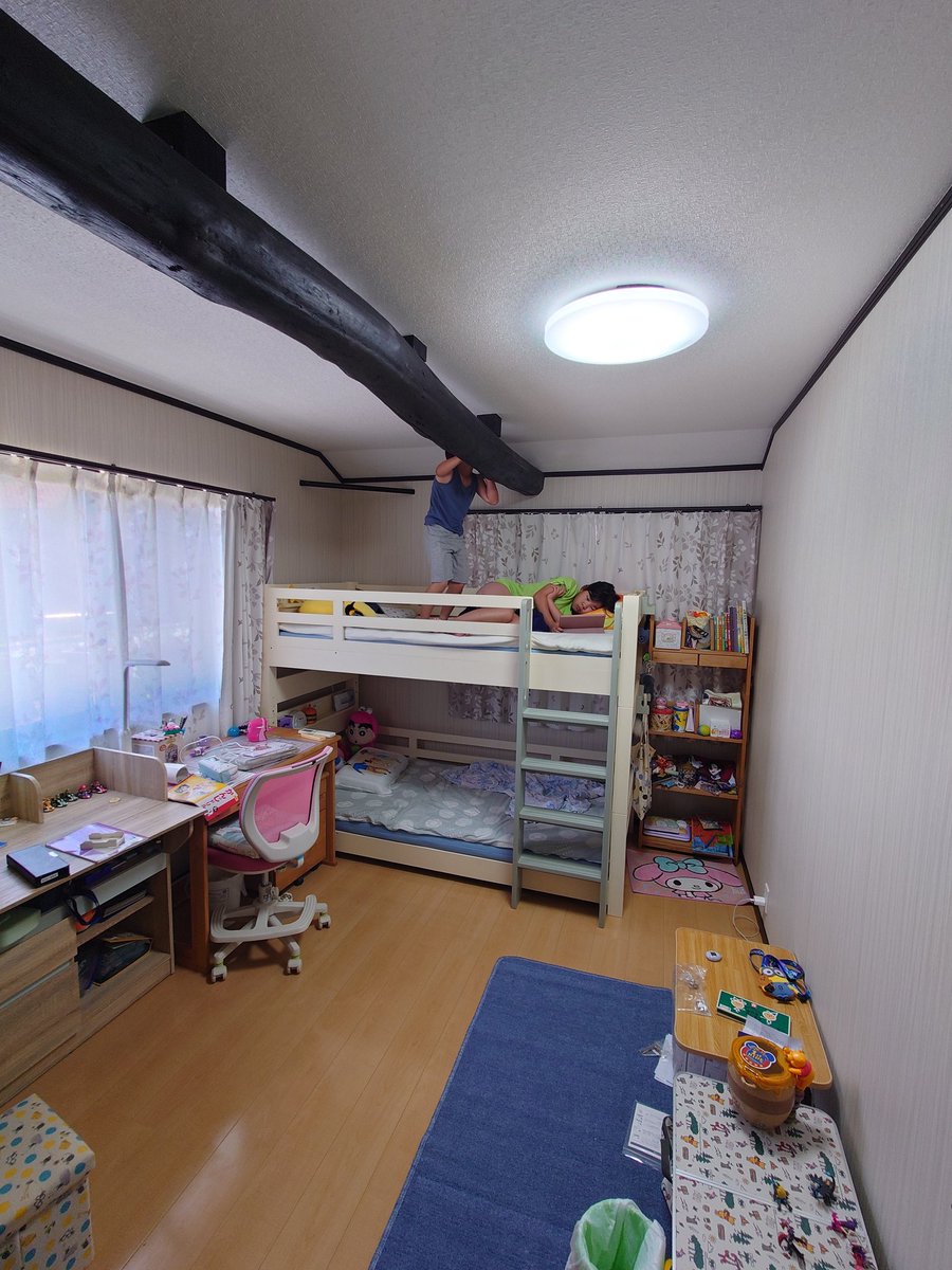 昨日、子供部屋に二段ベッドが届いた。子供達は部屋を大掃除して模様替えして大喜び！！！

親は4人で寝られなくなり淋しくて涙…
子どもの成長は早いね〜

今日は岡山県の玉野競輪で仕事でーす！！