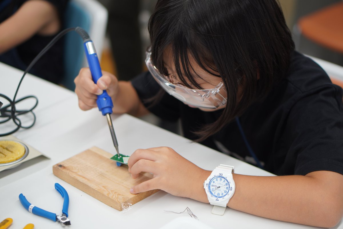 tepian_today's tweet image. 昨日はTEPIAクリエイティブクラブの5回目の講座「はじめての #電子工作 光る会員証をつくろう」が実施されたよ!
はんだごてを使用して電気が流れる回路をつくり、LEDが光るクラブのメンバー証をみんなでつくったんだ!
#はんだづけ