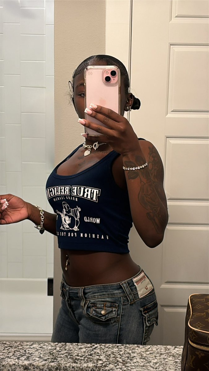 itsrianilamar's tweet image. You can just tell I’m in a happy relationship & well fed lol
