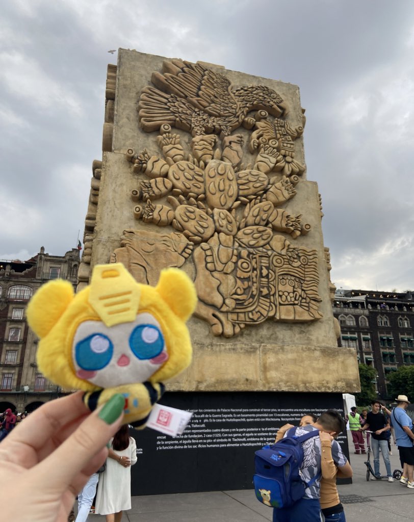 JustPrimePod's tweet image. Day 1 in Mexico City and I took bumblebee to explore the Zocalo
