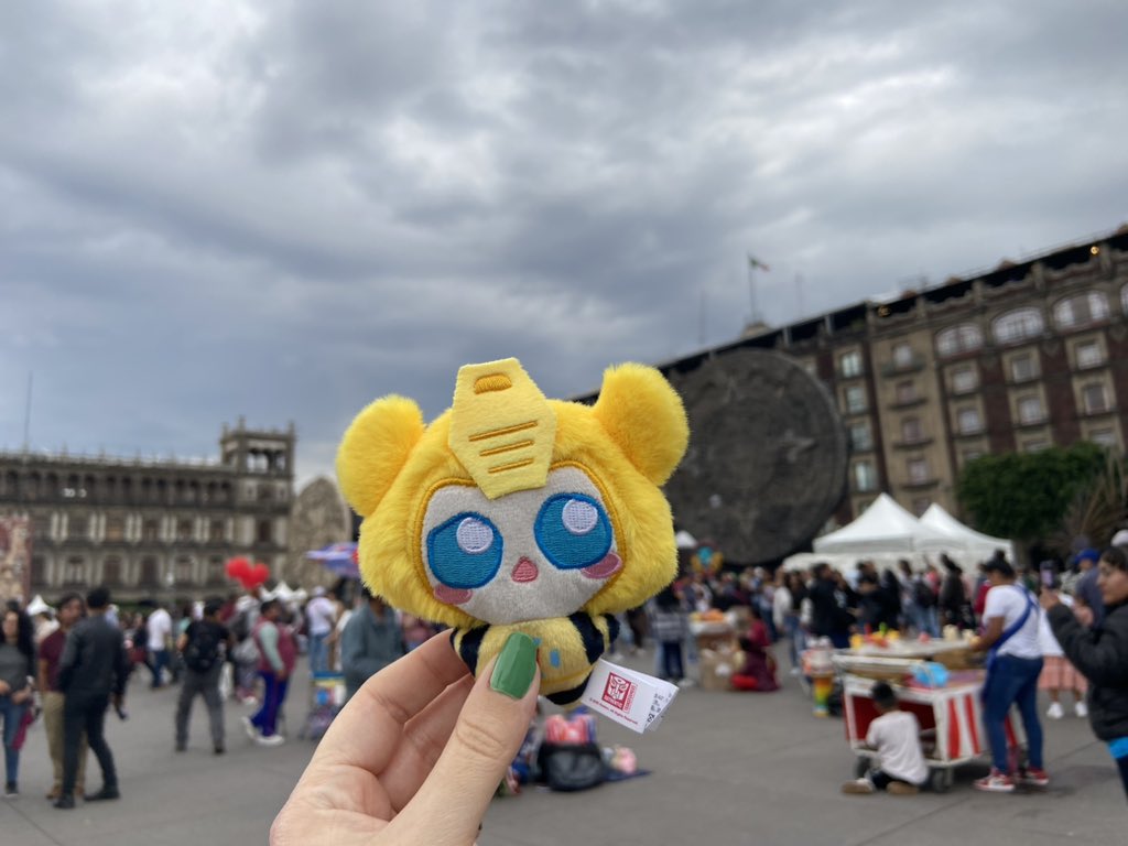 JustPrimePod's tweet image. Day 1 in Mexico City and I took bumblebee to explore the Zocalo