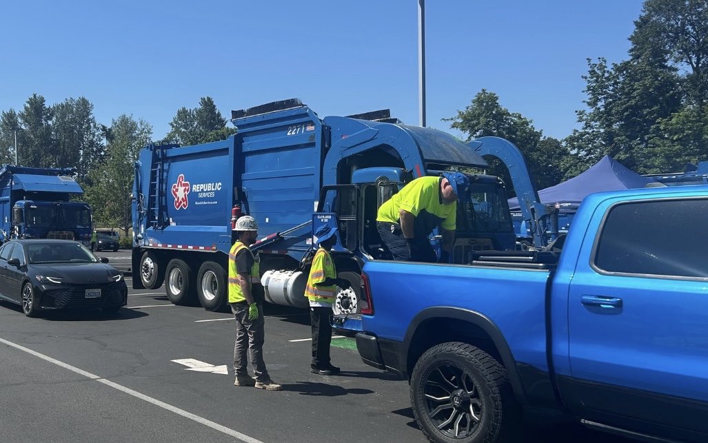 MichelleKOMO's tweet image. Trash pickup resumes Monday per Republic Services after garbage strike affecting King & Snohomish County customers #garbagepileup #trashyrouble @komonews