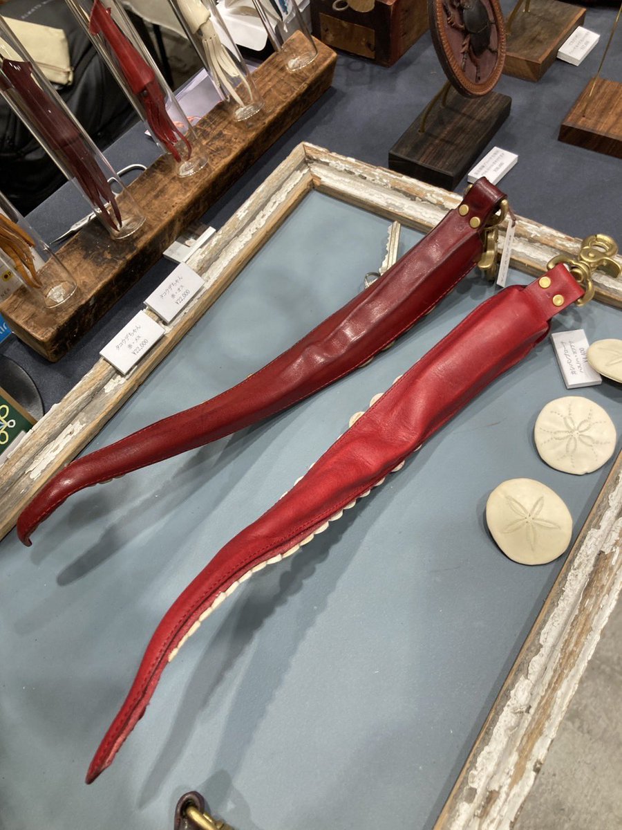 cokecoleather's tweet image. #タコウデちゃん の経年変化
左1年使用 右新品
使う程にかっこよさが増してきます。
タコウデちゃんの人気が出て↓の動画のように偶然出会ったタコウデとハイタッチしてみたいのです。
#博物ふぇす