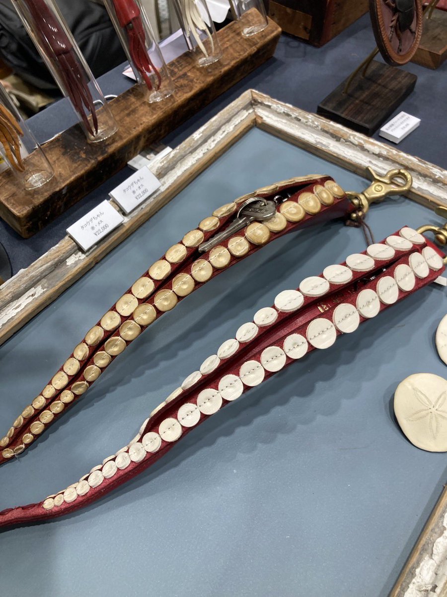 cokecoleather's tweet image. #タコウデちゃん の経年変化
左1年使用 右新品
使う程にかっこよさが増してきます。
タコウデちゃんの人気が出て↓の動画のように偶然出会ったタコウデとハイタッチしてみたいのです。
#博物ふぇす