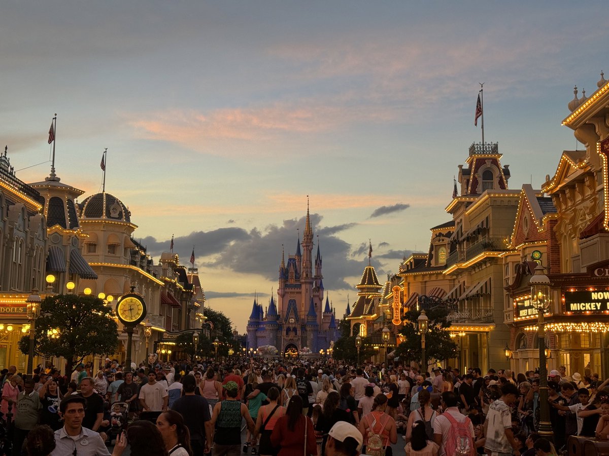 Mickey_Central's tweet image. Magic Kingdom is absolutely PACKED for the premier of Disney Starlight nighttime parade.