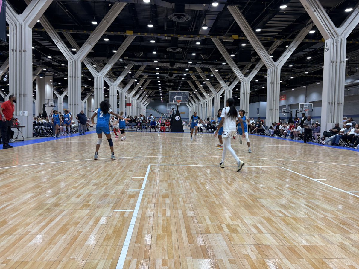 travisponton's tweet image. The other 14 Jr. @NikeGirlsEYBL semi-final is @ProSkillsGBB and @MissouriPhenom Phenom in the lead with about 9 minutes to play
@BlueStarMedia1