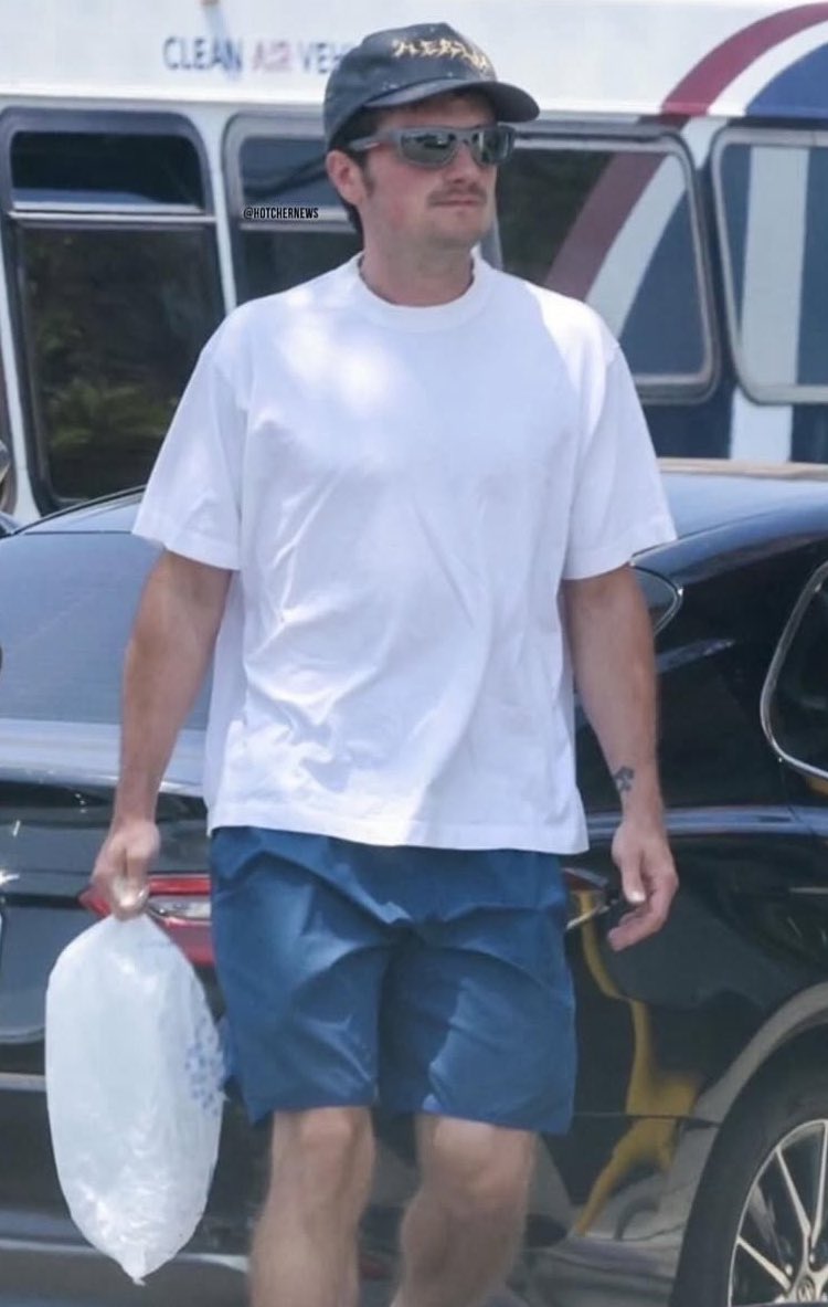 joshsgf_123's tweet image. NEW! Josh leaving a friends house this afternoon in LA