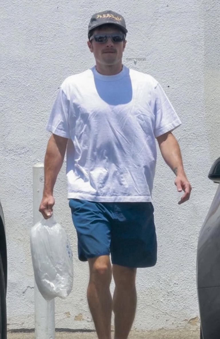 joshsgf_123's tweet image. NEW! Josh leaving a friends house this afternoon in LA