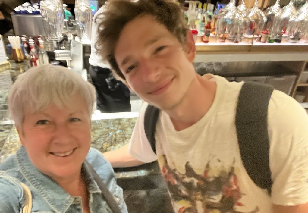 riversersh's tweet image. my favorite outfit repeater