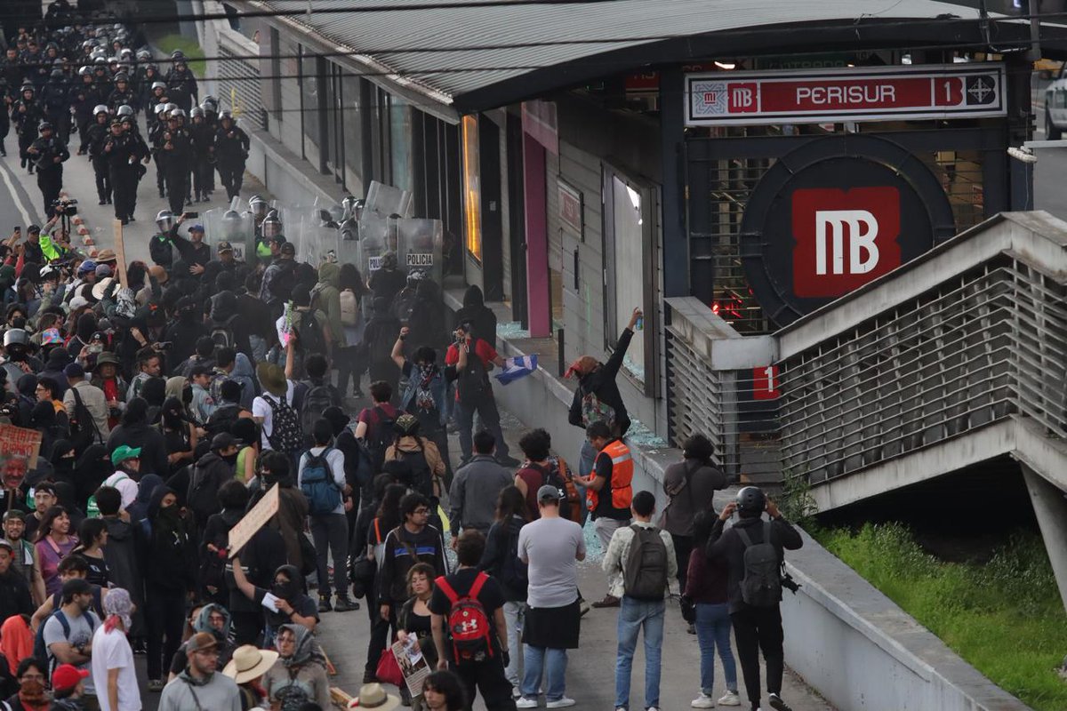 econoclasta's tweet image. En los destrozos del MUAC en la UNAM durante la marcha contra la gentrificación no podía faltar la bandera palestina. Siempre que aparece ese trapo en las manifestaciones, hay violencia.