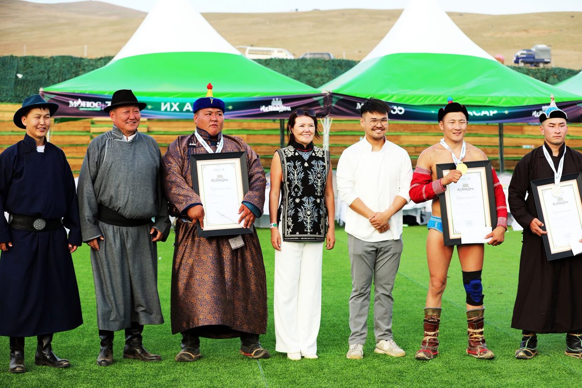 Хаа сайгүй сайхан наадацгааж байнаа.
Монос35 жилийн ой баяраар бидний наадам эхэлсээн. Бүх Моносчууддаа ойн баярын мэнд хүргэе