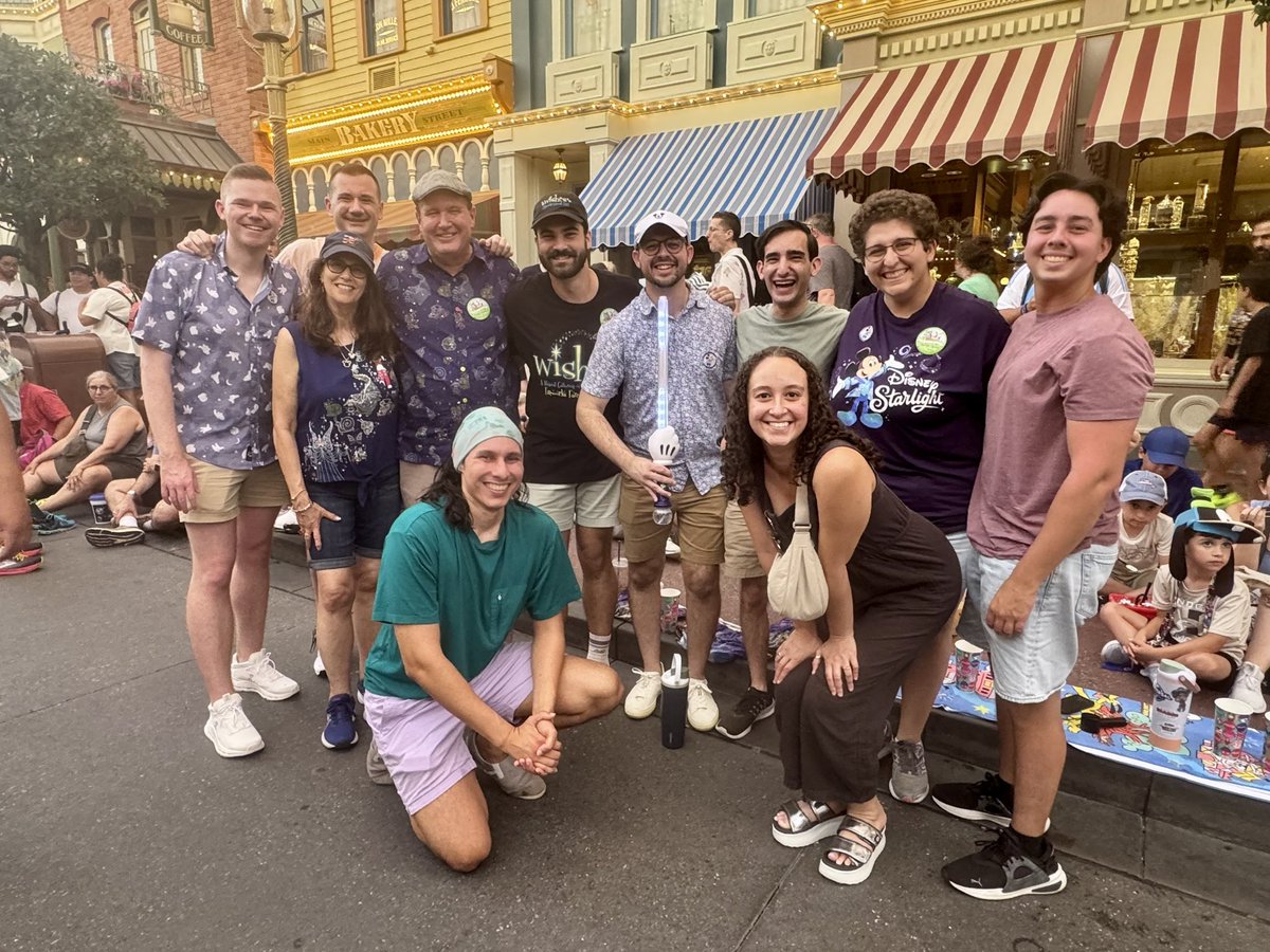 allipitt01's tweet image. Celebrating Starlight and celebrating Kyle. Happy Opening! ✨