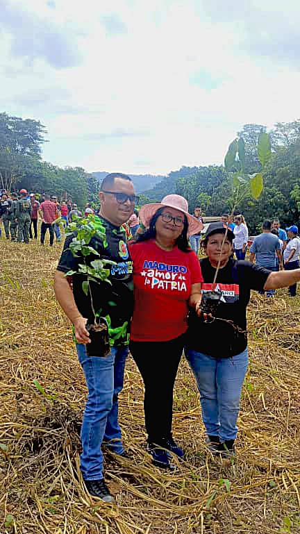 📸|| Desde el Mpio Carvajal estado Anzoátegui nuestra militancia participó en reforestación en la planta de tratamiento de agua Hidro Caribe junto a la Candidata Elba Chafardet y el Director estatal de MINEC Anzoategui Javier azabache.

#VotaRebelde