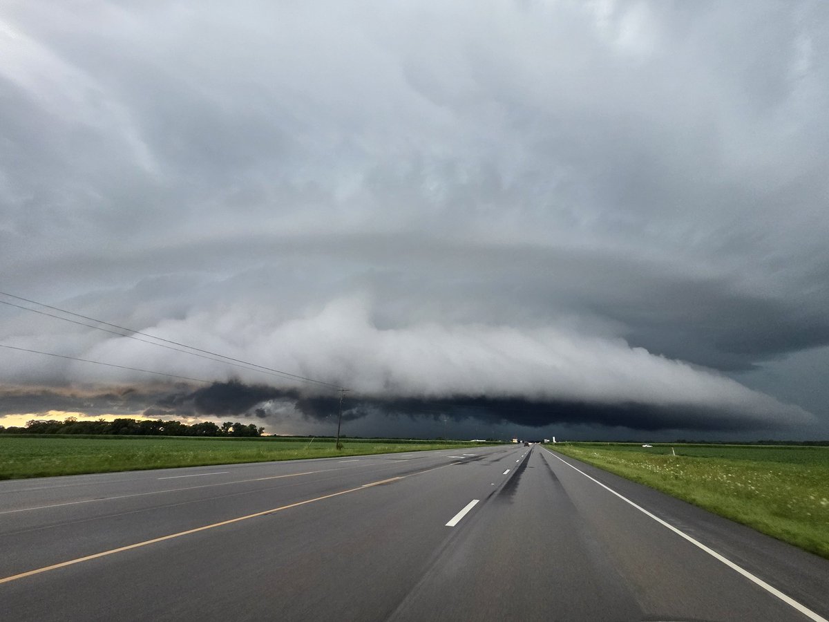 LukeZimWx's tweet image. Tornado Warned Shelf Cloud from Effingham, Illinois
Over Shumway, Illinois
#ilwx #wxtwitter