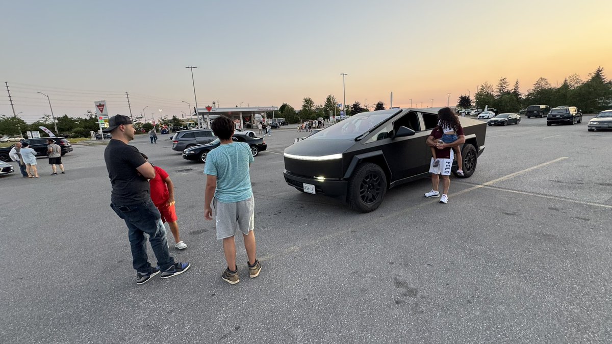 blueskykites's tweet image. Crashed a weekly car meet and the kids just loved my Cybertruck📐