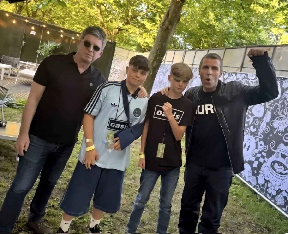 liamgdaily's tweet image. First backstage photo of Liam and Noel Gallagher together!
馃摲johnnymcgill1996
#oasislive25