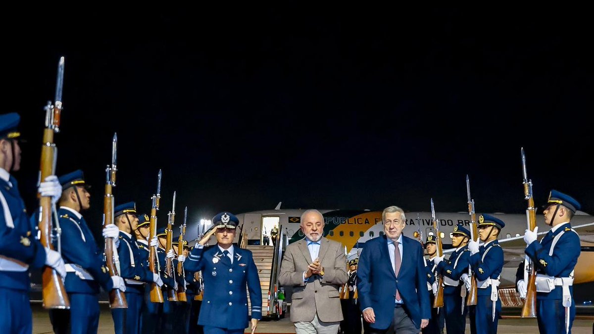 Lula (@lulaoficial) on Twitter photo Já estou em Santiago para o encontro desta segunda-feira (21) dos presidentes de Brasil, Chile, Espanha, Uruguai e Colômbia em defesa da democracia.
Muito bem recebido pelo companheiro e anfitrião <a href="/GabrielBoric/">Gabriel Boric Font</a>.
📸 <a href="/ricardostuckert/">Ricardo Stuckert</a> Já estou em Santiago para o encontro desta segunda-feira (21) dos presidentes de Brasil, Chile, Espanha, Uruguai e Colômbia em defesa da democracia.
Muito bem recebido pelo companheiro e anfitrião <a href="/GabrielBoric/">Gabriel Boric Font</a>.
📸 <a href="/ricardostuckert/">Ricardo Stuckert</a>