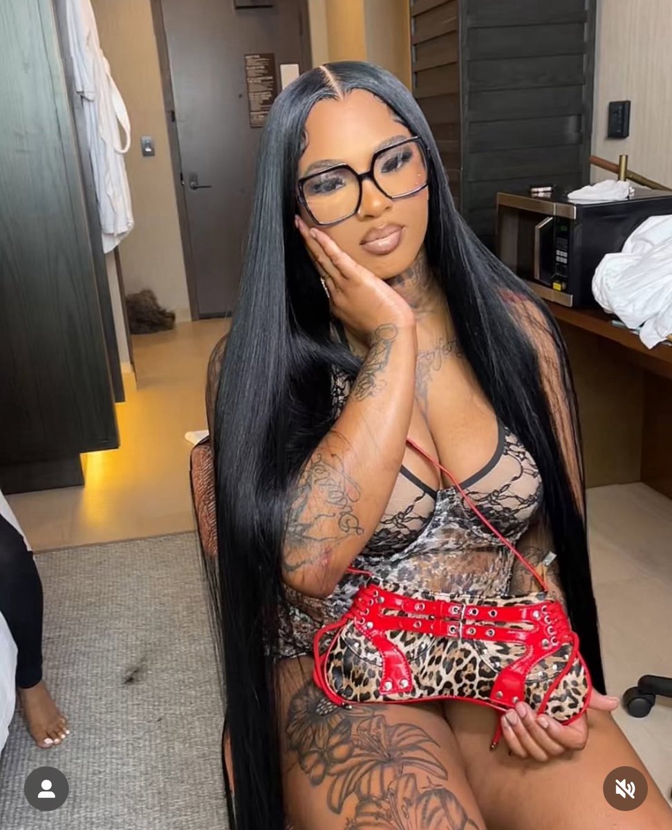 THELEOHARLEMM's tweet image. Why everytime Dolly and Ivori fight Dolly try to throw big in Ivori face like they not the same damn size????? #BaddiesAfrica
