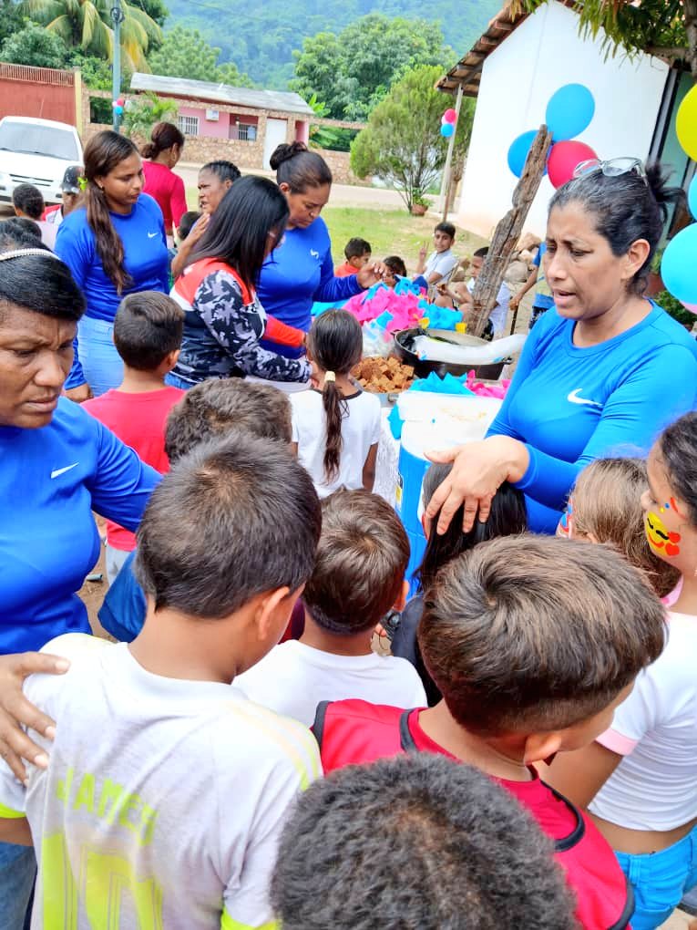 AnzoáteguiMRT3 (@anzoateguimrt3) on Twitter photo 📌 Desde el municipio Sotillo nuestra camarada <a href="/arelysponce1/">arelys ponce</a> Resp. Política Reg. del estado Anzoátegui junto a militancia y pueblo organizado participaron en actividad dedicada a los más pequeños de la casa donde entre juegos y alegría celebraron su día.
#VotaRebelde 📌 Desde el municipio Sotillo nuestra camarada <a href="/arelysponce1/">arelys ponce</a> Resp. Política Reg. del estado Anzoátegui junto a militancia y pueblo organizado participaron en actividad dedicada a los más pequeños de la casa donde entre juegos y alegría celebraron su día.
#VotaRebelde