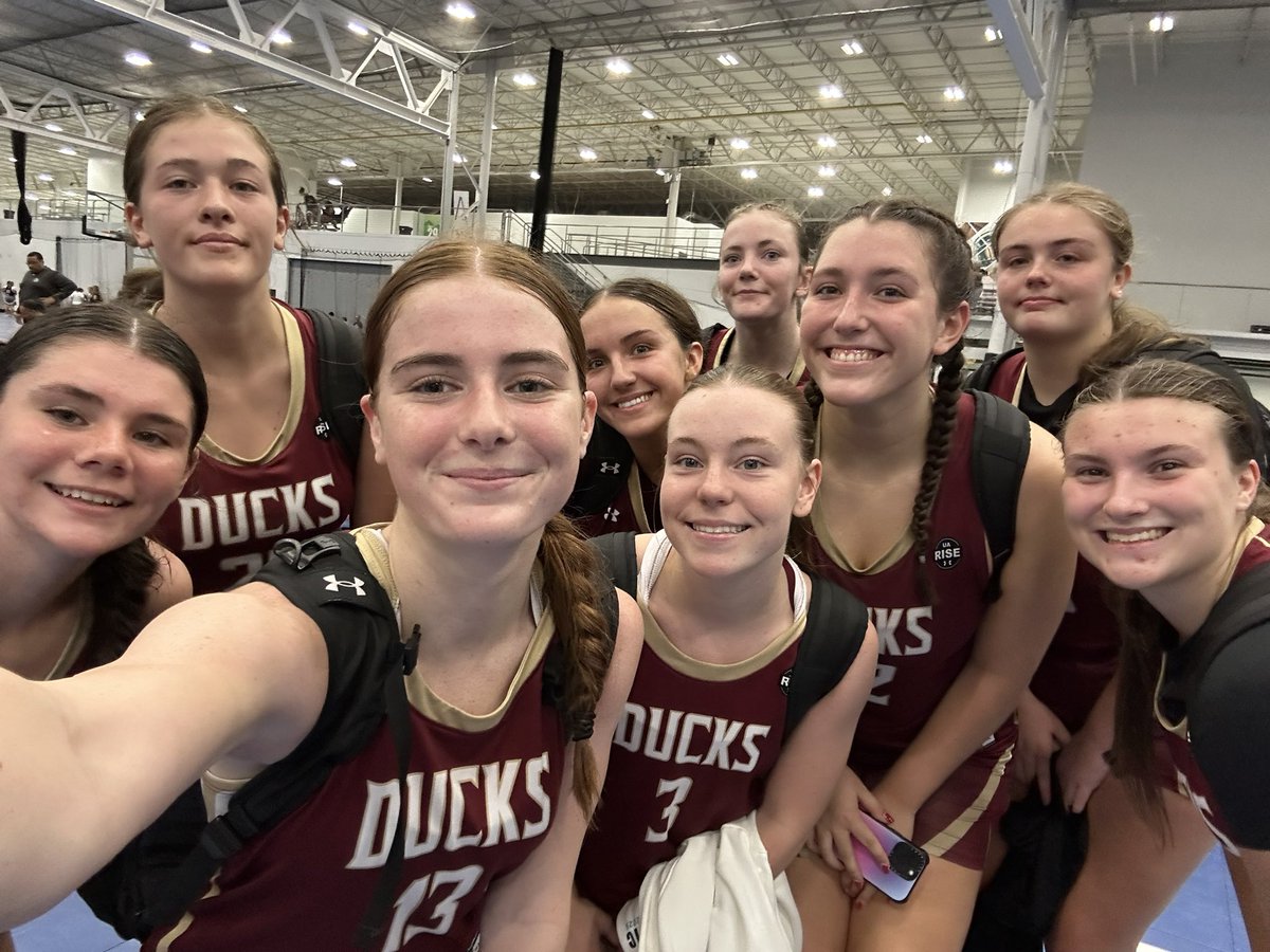 MTEliteDucks's tweet image. MT Elite Ducks Under Armour Emerald (2027) improves to 5-0 @UARiseGirls Finals with a 53-40 win over Virginia Impact! Emerald advances to the gold bracket final four Monday, 7/21 at 11:50am vs Team Miller Lightning on court 19! #MTEDFamily #EarnIt #WeWantMore #DellaDucks