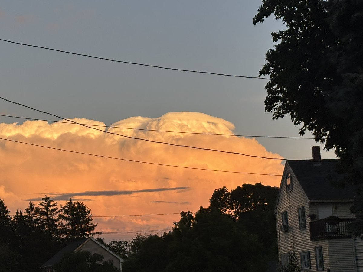 BorgDestroyer's tweet image. Amazing sight of a pileus cloud over the cumulonimbus clouds in Lowell, MA after tonight’s storms rolled through 🙌🏻 @ericfisher @NWSBoston