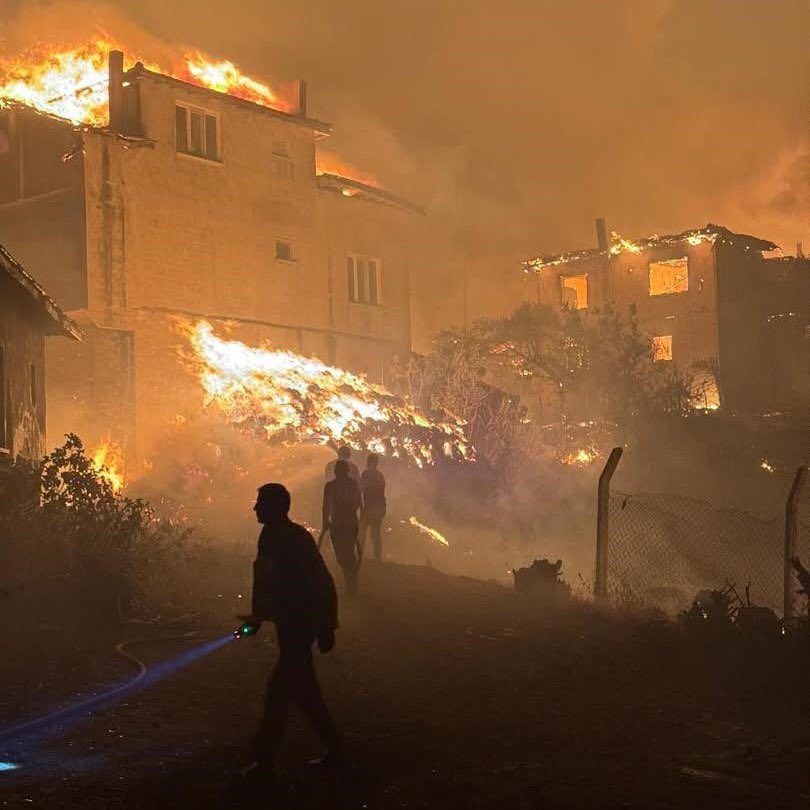 onderseren's tweet image. Sakarya'daki yangının geldiği seviye. Seslerini duyuralım #SakaryaYanıyor