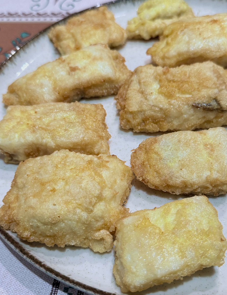 Fritos de merluza homemade. La que siempre ha sido reina de los mares ha perdido estatus social los últimos años, a mi me sigue volviendo loco. 
#Hayquecomermásmerluza
