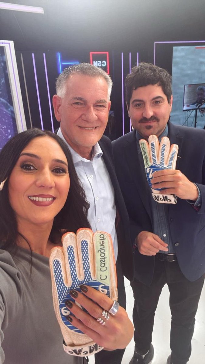 CastagnetoC's tweet photo. Siempre es bueno estar a la altura de las circunstancias. Como yo, que llevé mis guantes de arquero, tal como prometí. La verdad, con palabra y actitud se logra mucho más que con esos que solo miran cómo les entran los goles. ¡Hay que atajar!

#FueraDeAgenda https://t.co/DrykrROHlr