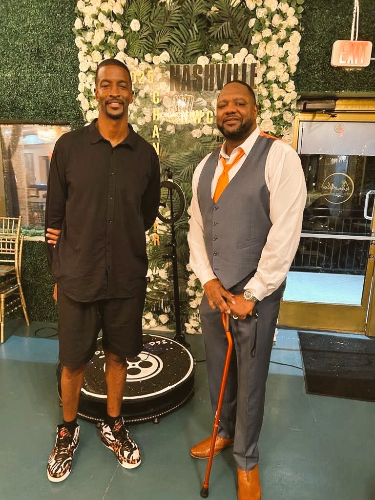 barrylinson34's tweet image. Everyone stop what your doing and say Congratulations to my Nephew big play @TheRonSlay for gettin inducted into the Tennessee Hall of Fame well deserved 👏🏼 #35 this brother can light up any room with his personality !