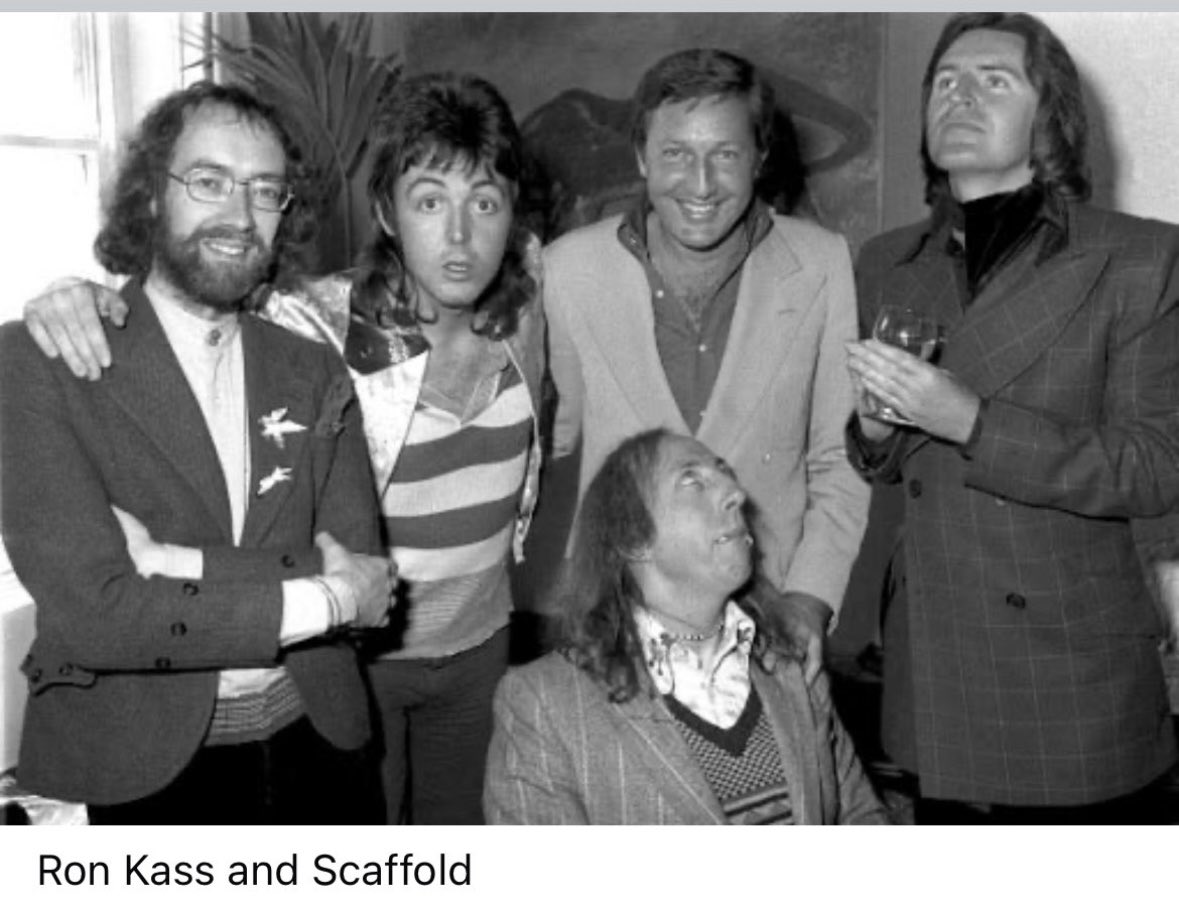 _MikeMcCartney_'s tweet image. Former boss of Warner Bros Records UK & former hubby of Joan Collins..Ron Cass, is joined by Scaffold with new member. Tar for fab pic Jim Rosen👌