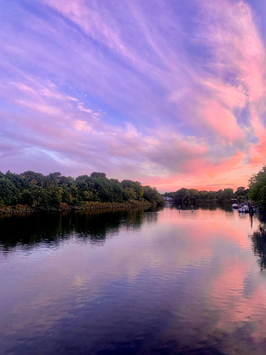 ruths_gallery's tweet image. Portrait view of the glorious sunset we had over Twickenham this evening.
#sunset #thames #clouds @CloudAppSoc