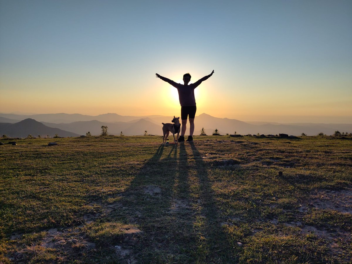 Hace 4 años llegó a mi vida una compañera de aventuras inigualable. Tiene cuatro patas, energía infinita y un don para la zalamería al que se van rindiendo todas las vecinas que guardan una barra de pan duro en la cocina

4 años, uno más de vida
#adopta

¡Por muchas montañas más!