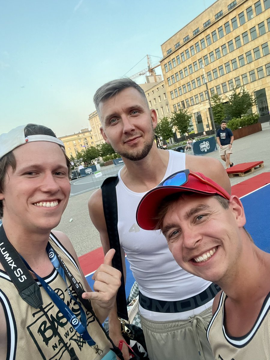 P_Przyborowski's tweet image. Basket na Wolności już za nami i choćby dla obecności tego jegomościa było warto wpaść w ten weekend na Plac Wolności.
(oczywiście dla tego drugiego, ciut niższego @krzychujaensch również!)