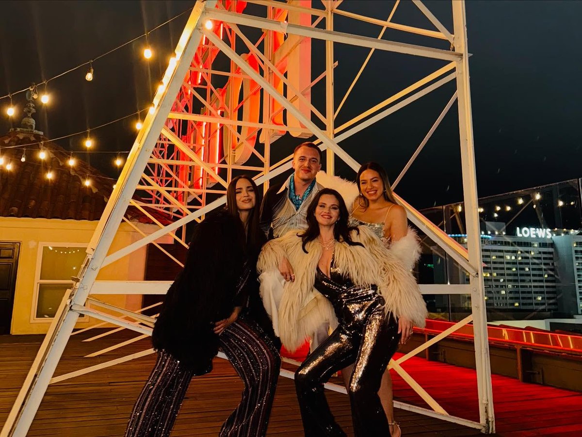 sofiacarsoninfo's tweet image. 📸 LINDOS! — Sofia Carson com Selena Gomez, Paulina Char e Zac Stevens durante a festa de aniversário da Selena.