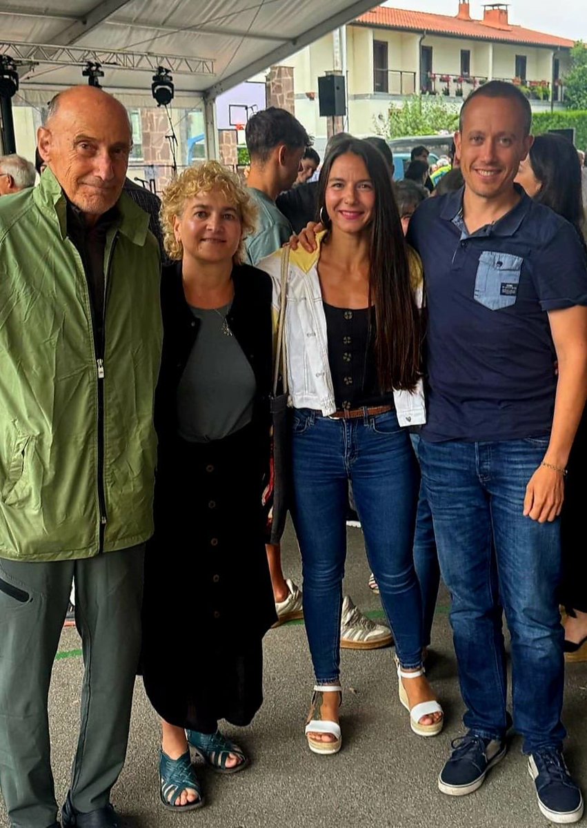 Berastegin <a href="/urmuga_eus/">URMUGA</a> ren Ipuskua ekitaldian, Felipe Uriarte handiarekin egoteko oparia izan dugu! Ohore handia izan duguna. 

Ezin gehiago eskatu igande arratsaldeari. Ekitaldi bikaina artista bikainekin, eta gero jende zoragarriakin egoteko aukera.