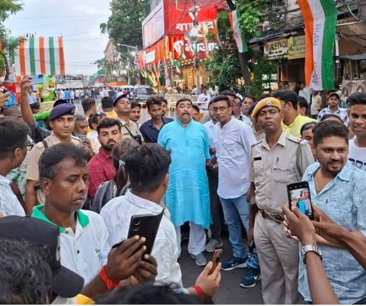 BanerjeeSanmoy's tweet image. কোন স্তরে নামিয়েছেন নিজেদের @WBPolice রাজীব কুমার ভেবে দেখেছেন, মা বউ তুলে গাল পাড়া অনুব্রত মণ্ডলকে শেষে পাহারা দিচ্ছেন নিজেরাই !! কোন লজ্জা বোধ আছে আপনাদের ?