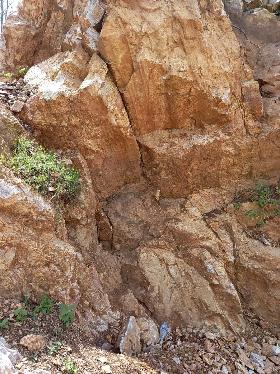 oresoil's tweet image. If you had this kind of rock on your land… would you know what to do with it? 🤔
Here’s what I’d want to know before making any move: Read the thread!
For Geotech, call us:
+256770836731
#construction #materials #geotechnicalengineering #uganda #rocks #minerals #geology