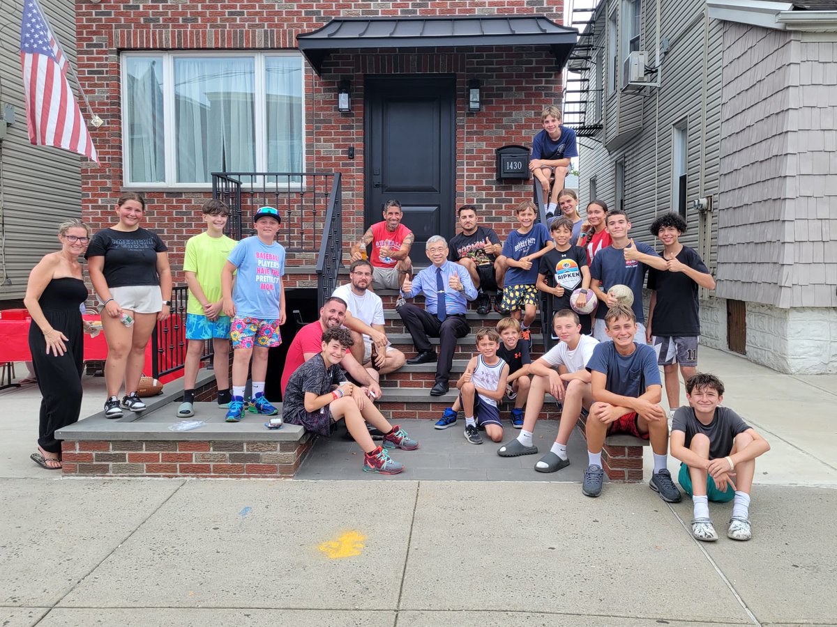 AMLesterChangNY's tweet image. This is what community is all about. I’ve been visiting block parties across the district — meeting families, hearing from neighbors, and seeing everyone enjoying summer together. Don’t be surprised if I show up at yours next!🇺🇸
#CommunityMatters