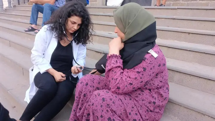 Aramean0's tweet image. مطرانية بصرى حوران للروم الأرثوذوكس مستقبلة عدد كبير من العائلات النازحة وعم تحاول ضمن الإمكانيات المحدودة الموجودة عندها تساعد وبطبيعة الحال الناس هونيك بحاجة أكل ومي بظل الحصار والحرب يلي عايشينها لهيك أي حدا قريب من المكان وبيقدر يساعد بالأكل، طبياً أي خدمة بكون مشكور كتير