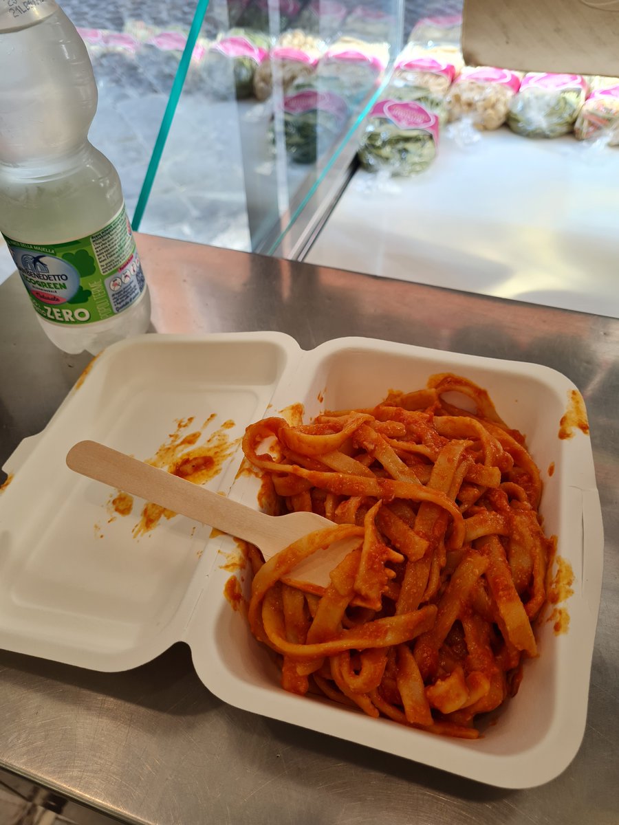 mohikanmeriri's tweet image. スペイン広場近くには立ち食いパスタ屋さんがあります。5ユーロで日替わりパスタが楽しめます。
Pastificio Guerra
#イタリア