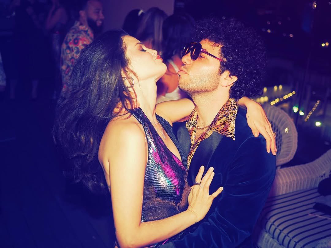 selegendipity's tweet image. this picture is so hot and 70s coded oh my goddddd