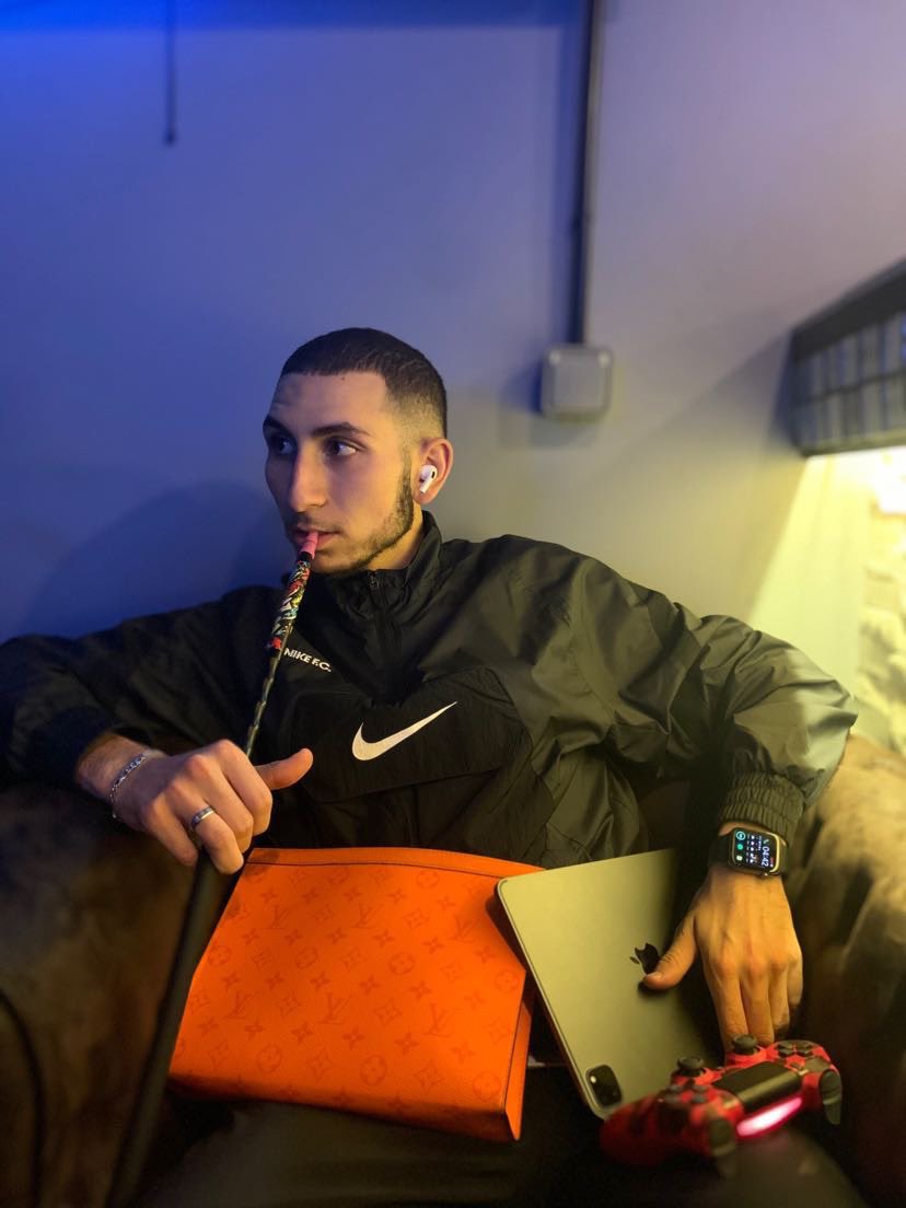 _explaining_'s tweet image. le combo gros bras + carresser son chat pour gérer des meufs