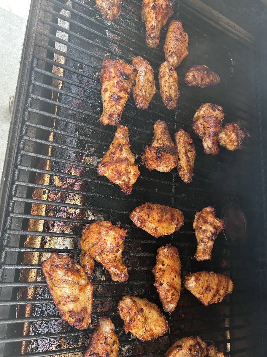 ericmherrera's tweet image. Smoking some wings in this fine Sunday