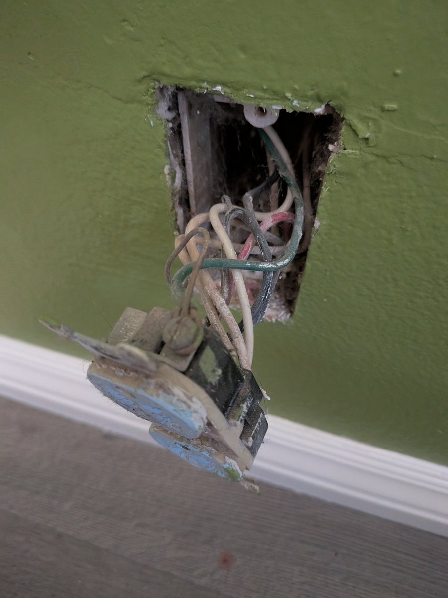 I3onkersTv's tweet image. Swap the outlet I thought. You've dinner the rest in the house. Ugh. I'm too defeated today so I called an electrician. They'll be here in a couple of hours and we're going to get a quote on adding some lighting to the living/dining room. I kind of want belt driven fans w lights.